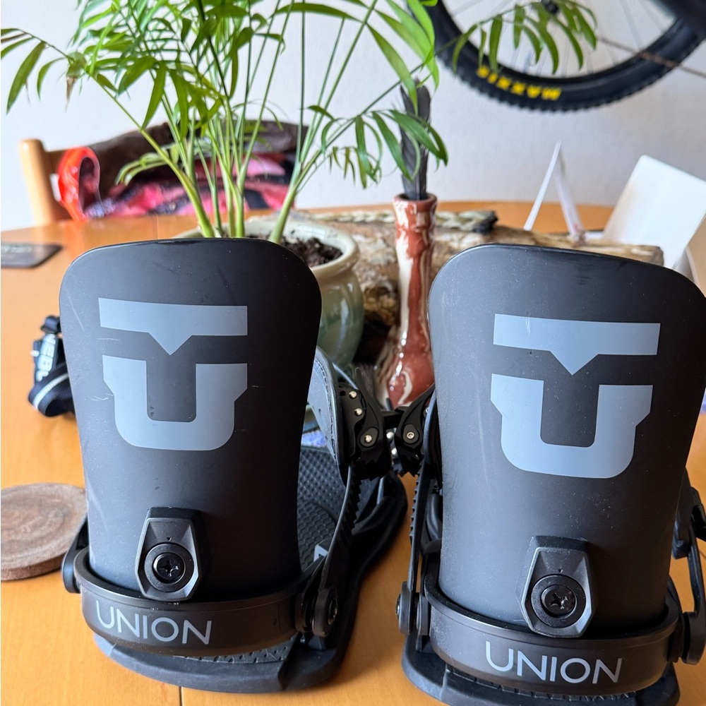 Union legacy women’s medium Black Snowboard Bindings like new - Picture 2 of 3